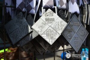 Zdjęcie przedstawia medal z maratonu organizowanego w 2017 roku