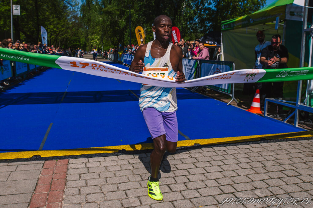 Zdjęcie w którym najszybszy zawodnik półmaratonu dociera na metę