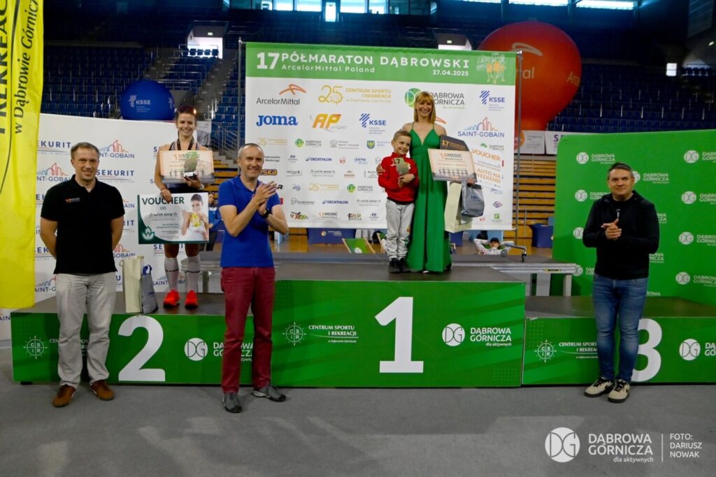 Podium najszybsze dąbrowianki Półmaratonu