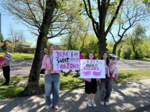 RÓŻOWI dopingują biegnących zawodników