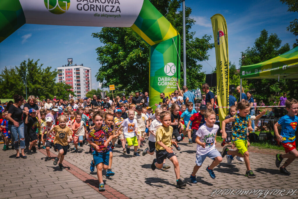 Zdjęcie biegnących dzieci podczas biegu skrzata