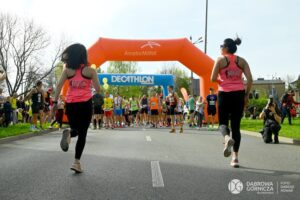 Fitness Klub Salsa podczas rozgrzewki przed startem Półmaratonu Dąbrowskiego ArcelorMittal Poland