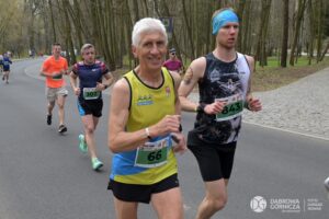 Zawodnicy na trasie biegu