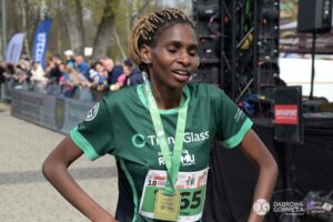 1 miejsce: Jebet Benedek Valentine - 01:17:12